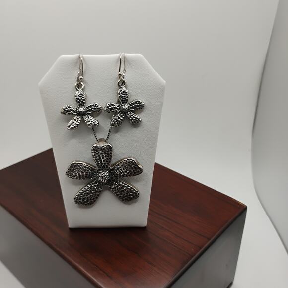 Retired Silpada Sterling Silver Daisy Pendant and Earrings - Picture 6 of 6